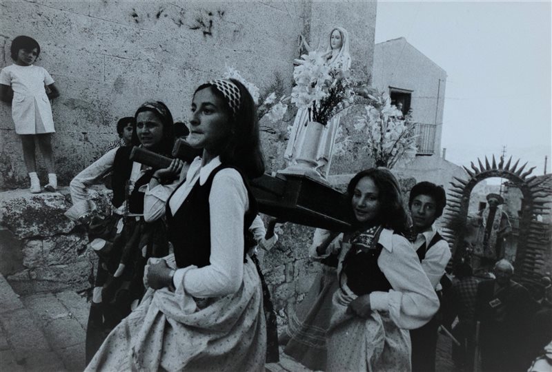 LEONARD FREED Crossroads Sicily, Procession, 1974